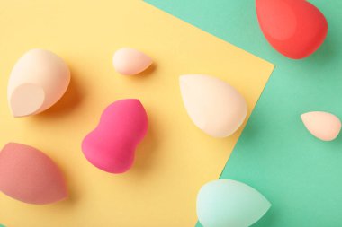 Renkli arka planda güzellik blenderi. Makyaj ürünleri. Güzellik konsepti. Üst görünüm