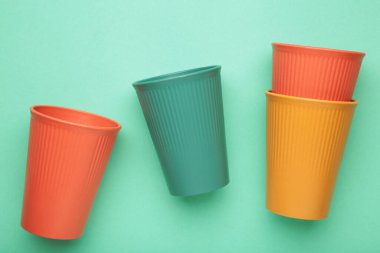 Naneli arka planda çeşitli renklerde eko plastik cam. Üst görünüm