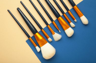 Renkli arka planda makyaj için fırça seti. Üst görünüm