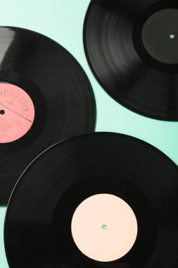 Nane arkaplanda gramofon plakları var. Dikey fotoğraf. Üst görünüm