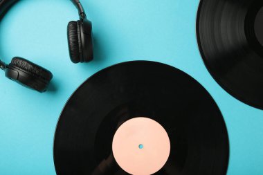 Mavi arka planda kulaklıklı Retro vinil kayıt.