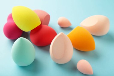 Mavi arka planda güzellik blenderi. Makyaj ürünleri. Güzellik konsepti. Üst görünüm