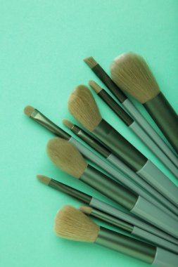 Arka planda makyaj için fırça seti. Üst görünüm