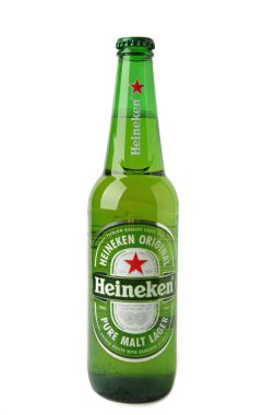 Mykolaiv, UKRAINE - Temmuz 2024: Beyaz arka planda izole edilmiş bir şişe Heineken Lager Birası. Üst görünüm