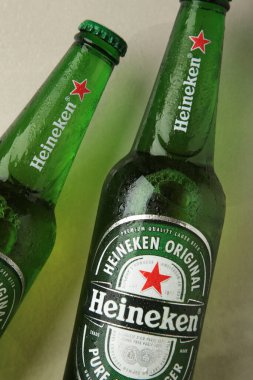 Mykolaiv, UKRAINE - Temmuz 2024: Gri arkaplanda bir şişe Heineken Lager Birası.