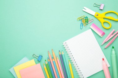 Arka planda okul malzemelerinin stüdyo fotoğrafları var. Üst görünüm
