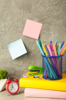 Okul aksesuarları konsepti. Gri arkaplandaki kırtasiyenin fotoğrafı