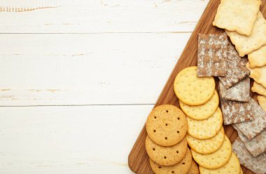 Beyaz tahta arka planda farklı krakerler var. Üst görünüm