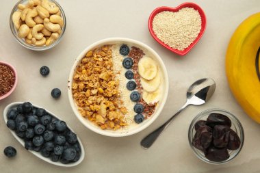 Yulaf üzümlü granola ve taze yaz meyveleri kasede, üst manzara. Sağlıklı kahvaltı yemeği kavramı