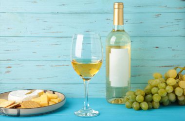 Şarap tatma. Mavi arka planda bir bardak şaraplı parmesan peyniri. Üst görünüm