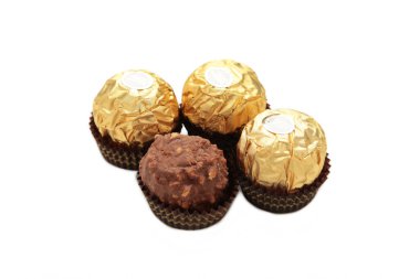 Mykolaiv, UKRAINE - Temmuz 2024 Ferrero Rocher - yuvarlak çikolatalar. Üst görünüm