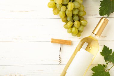 Beyaz ahşap kaplama üzümlü beyaz şarap. Üst görünüm