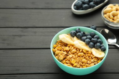 Yulaf üzümlü granola ve taze yaz meyveleri kasede, üst manzara. Sağlıklı kahvaltı yemeği kavramı