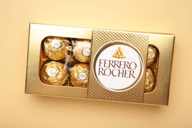 Mykolaiv, UKRAINE - Temmuz 2024 Ferrero Rocher - yuvarlak çikolatalar. Üst görünüm