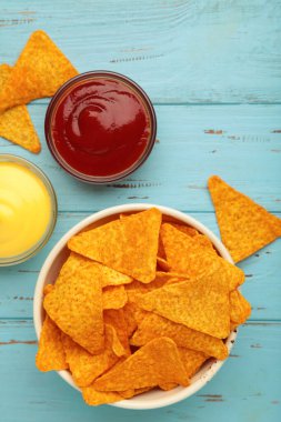 Kasede ketçap ve ahşap arka planda peynirli sosis. Meksika yemeği.