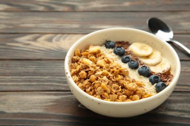 Yulaf üzümlü granola ve taze yaz meyveleri kasede, üst manzara. Sağlıklı kahvaltı yemeği kavramı