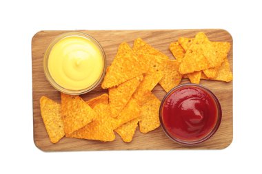 Beyaz arka planda ketçap ve peynirli sosis ile kesilmiş nachos. Meksika yemeği.