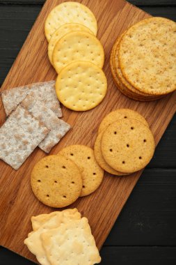 Siyah tahta arka planda farklı krakerler var. Üst görünüm