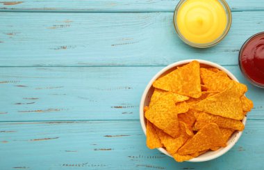 Kasede ketçap ve ahşap arka planda peynirli sosis. Meksika yemeği.