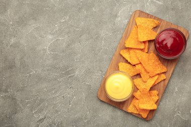 Ketçap ve peynirli sosisli sandviç dilimlenmiş nachos. Meksika yemeği.