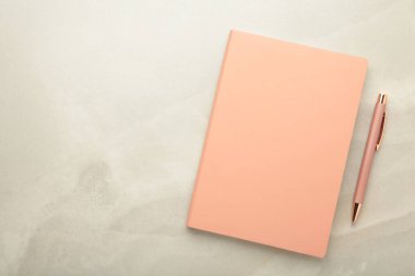 Işık arkaplanı üzerine dizüstü bilgisayarlar ve kalem, üst görünüm