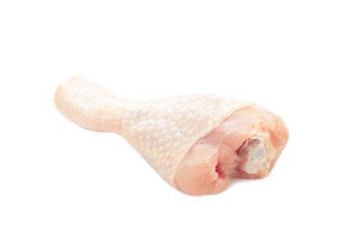 Beyaz arka planda çiğ tavuk budu. Üst görünüm