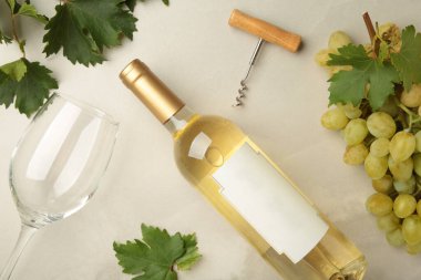 Hafif arka planda üzümlü beyaz şarap. Üst görünüm