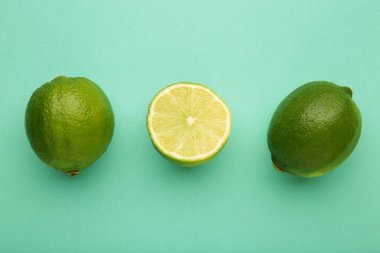 Yeşil kireç, arka planda ikiye bölünmüş. Üst görünüm