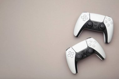 Mykolaiv, UKRAINE - Temmuz 2024: Gri arkaplanda beyaz konsol PlayStation 5 ve oyun alanı