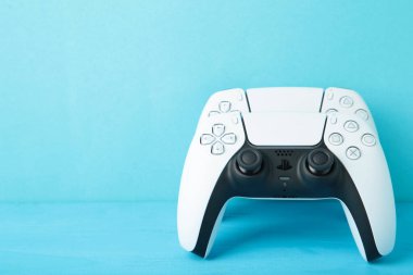 Mykolaiv, UKRAINE - Temmuz 2024: Sony 'den yeni ürün, mavi arka planda oyun alanı, oyun denetleyici