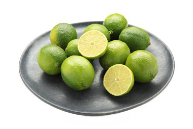 Yeşil kireç, beyaz arka planda izole edilmiş tabakta ikiye bölünmüş. Üst görünüm