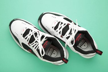 Mykolaiv, UKRAINE - Temmuz 2024. Nick Air Monarşi. Nane arkaplanda kadınların spor ayakkabıları.