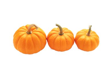 Mini turuncu balkabakları beyaz arka planda izole edilmiş. Üst görünüm