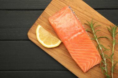 Kırmızı balık. Biberiye ve limonlu çiğ somon filetosu.