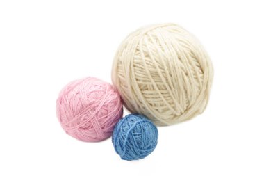 Beyaz arka planda izole edilmiş farklı örgü iplikleri. Üst görünüm