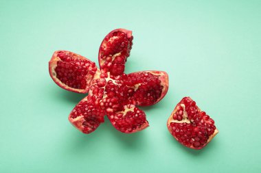 Nane arkaplanlı bir nar ve yarım kesilmiş nar tohumu..