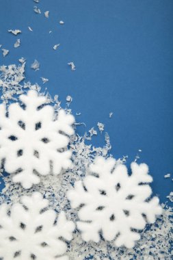 Mavi zemin üzerinde kar olan güzel kar taneleri. Noel