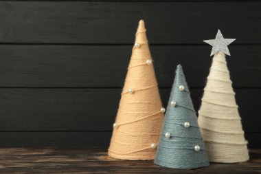 El yapımı Noel ağaçları. İpliğe sarılmış koni ağaçları. DIY kavramı