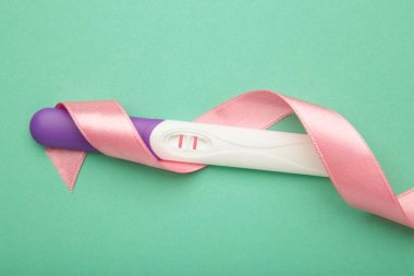 Pembe kurdeleli pozitif hamilelik testi..