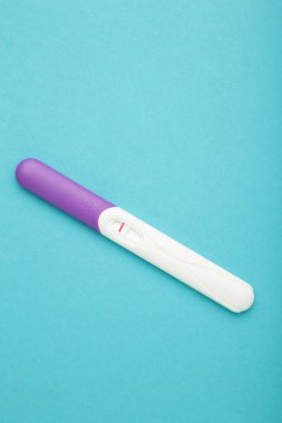 Mavi arkaplanda negatif sonuç veren hamilelik testi