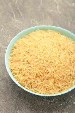 Gri beton arka planda naneli pirinç taneleri. Üst görünüm