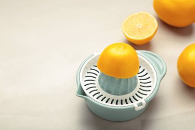 Hafif arka planda sıkma ve limon. Üst görünüm