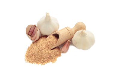 Beyaz arka planda izole edilmiş taze sarımsak ve sarımsak tozu. Yemekler için baharat kullanmak..