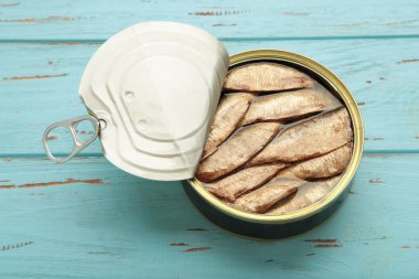 Ahşap mavi bir arka planda yağlı çaça balığı konservesi. Üst görünüm.