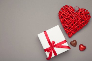 Sevgililer günü tebrik kartı hediye, kalpler çikolatalı tatlı gri arka planda. Üst görünüm