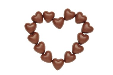 Beyaz arka planda izole edilmiş kalp şeklinde kırmızı çikolata tatlısı. Sevgililer Günü konsepti. Üst görünüm