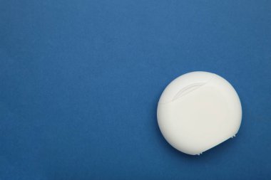 Koyu mavi arka planda diş ipi. Mesaj için yer var. Üst görünüm