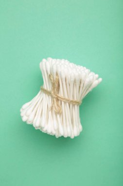 Nane arkaplanındaki kulaklar için pamuklu çubuklar. Üst görünüm