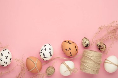 Paskalya yumurtalı kompozisyon pembe arka planda. Metin için boşluk