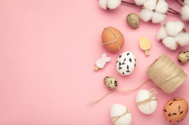 Paskalya yumurtalı kompozisyon pembe arka planda. Metin için boşluk